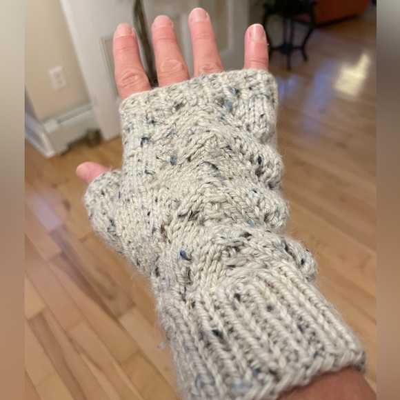 Hand knit half mitts beautiful pattern - Picture 2 of 4